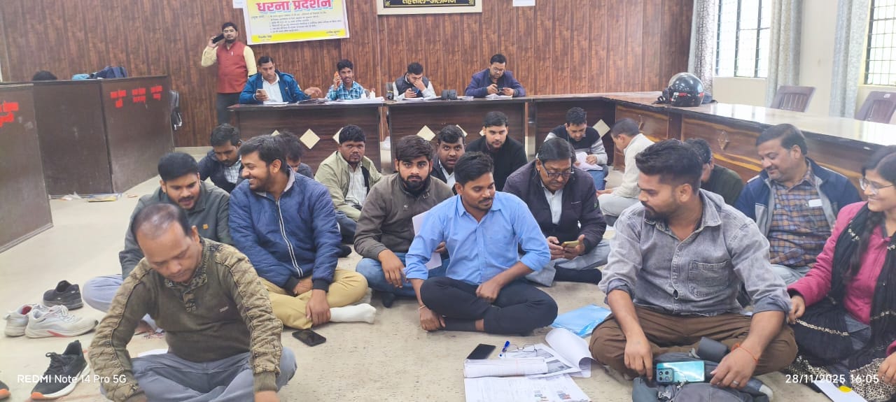 सदर तहसील में धरना देते लेखपाल। स्रोत स्वयं सदर तहसील में धरना देते लेखपाल। स्रोत स्वयं