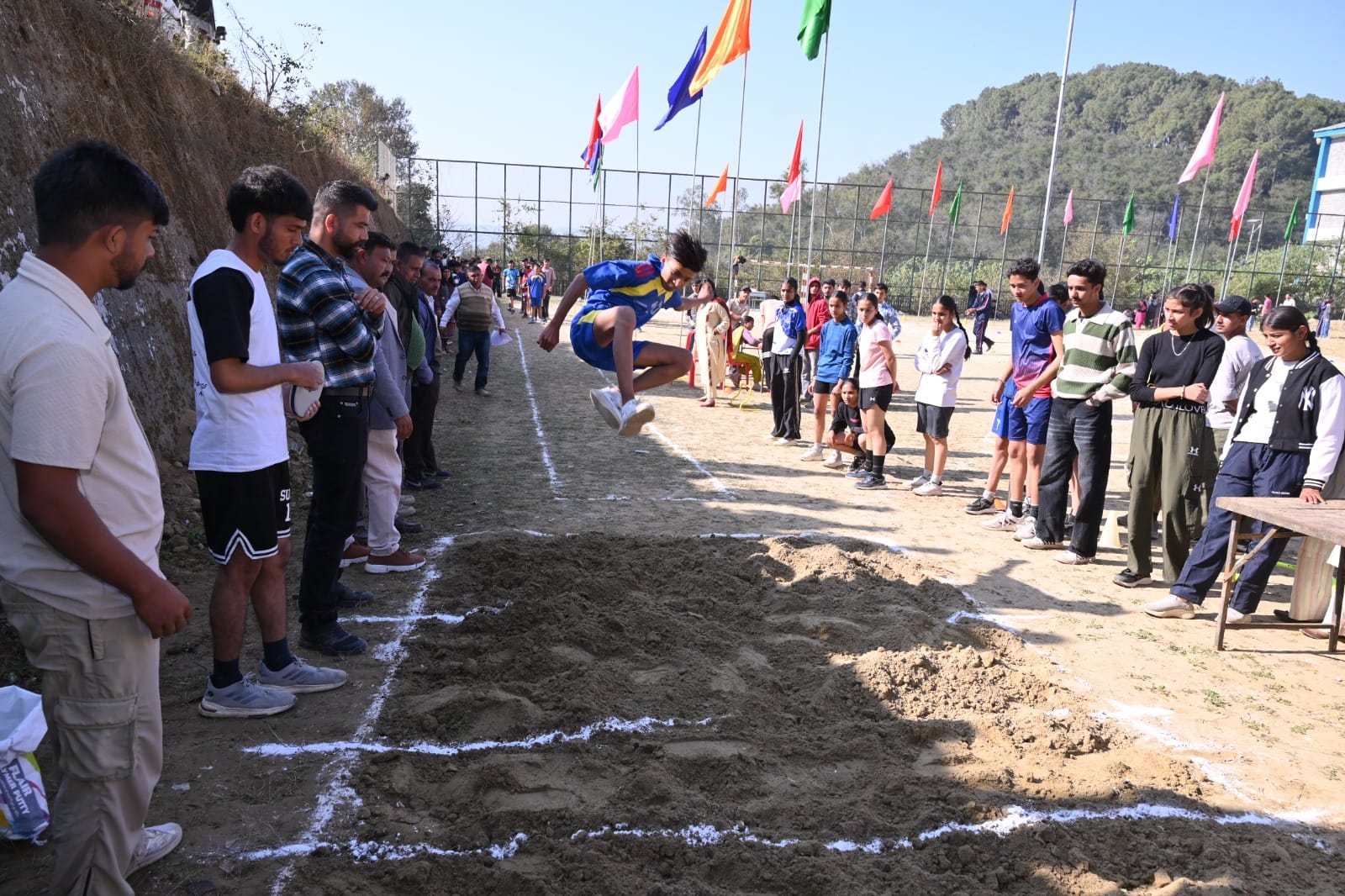 सिद्धार्थ राजकीय महाविद्यालय नादौन में आयोजित रस्साकस्सी प्रतियोगिता में भाग लेते खिलाड़ी। स्रो