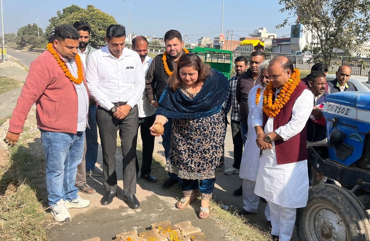 शाहाबाद। विकास कार्य की शुरूआत करते मास्टर सुभाष कलसाना व पार्षद ईशु सचदेवा। विज्ञप्ति शाहाबाद। विकास कार्य की शुरूआत करते मास्टर सुभाष कलसाना व पार्षद ईशु सचदेवा। विज्ञप्ति