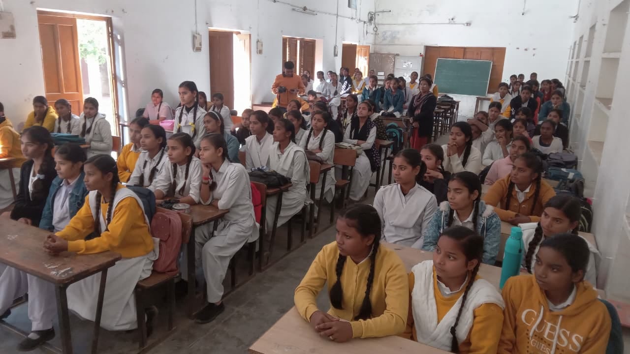 शाहजहांपुर में आर्य महिला इंटर कॉलेज में पुलिस की पाठशाला में बोलते एसपी राजेश द्विवेदी। संवाद शाहजहांपुर में आर्य महिला इंटर कॉलेज में पुलिस की पाठशाला में बोलते एसपी राजेश द्विवेदी। संवाद
