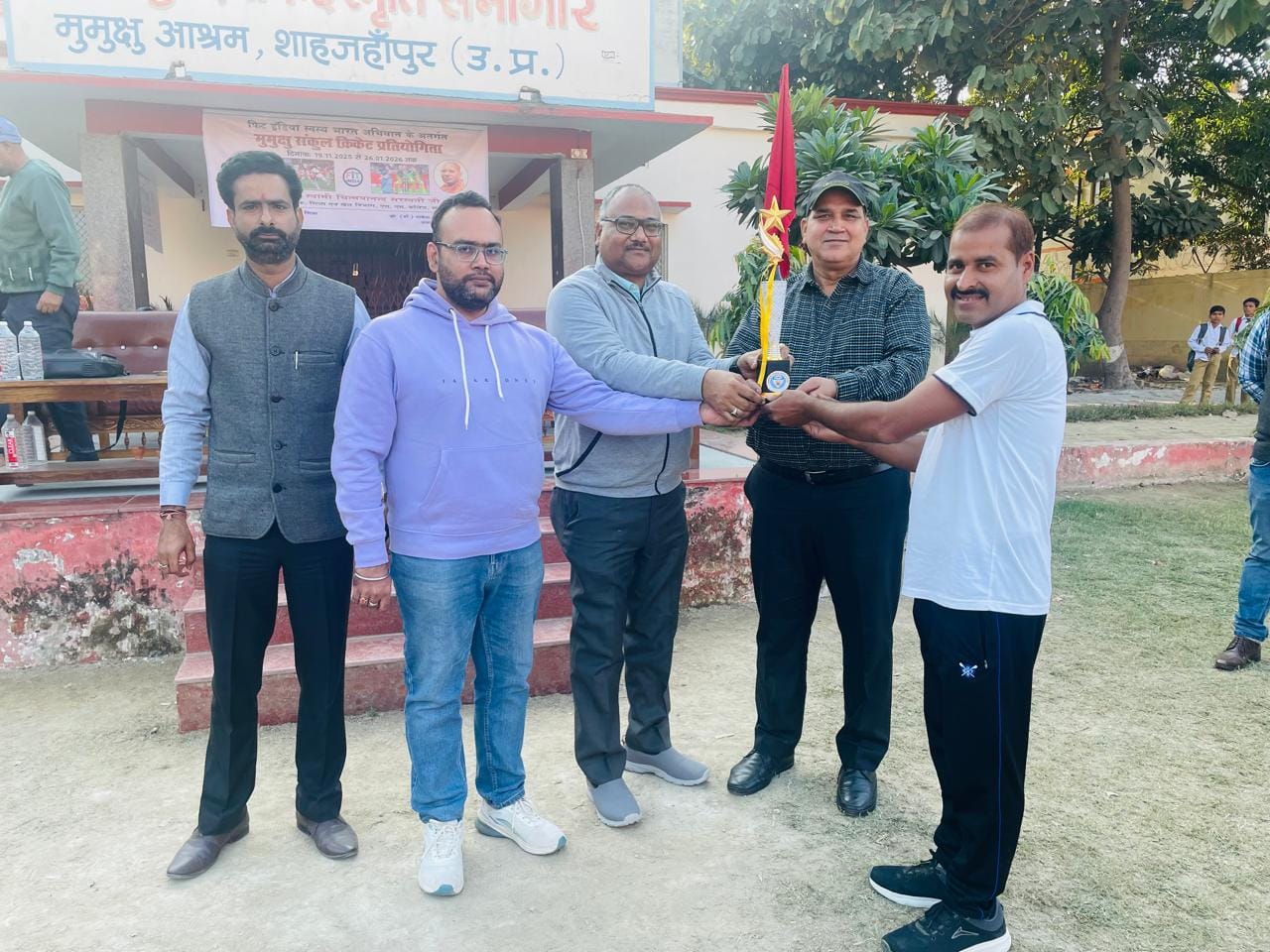 शाहजहांपुर में जीएफ कॉलेज में विजेता टीम को 'शील्ड देते पूर्व जिला पंचायत अध्यक्ष अजय यादव। स् शाहजहांपुर में जीएफ कॉलेज में विजेता टीम को 'शील्ड देते पूर्व जिला पंचायत अध्यक्ष अजय यादव। स्