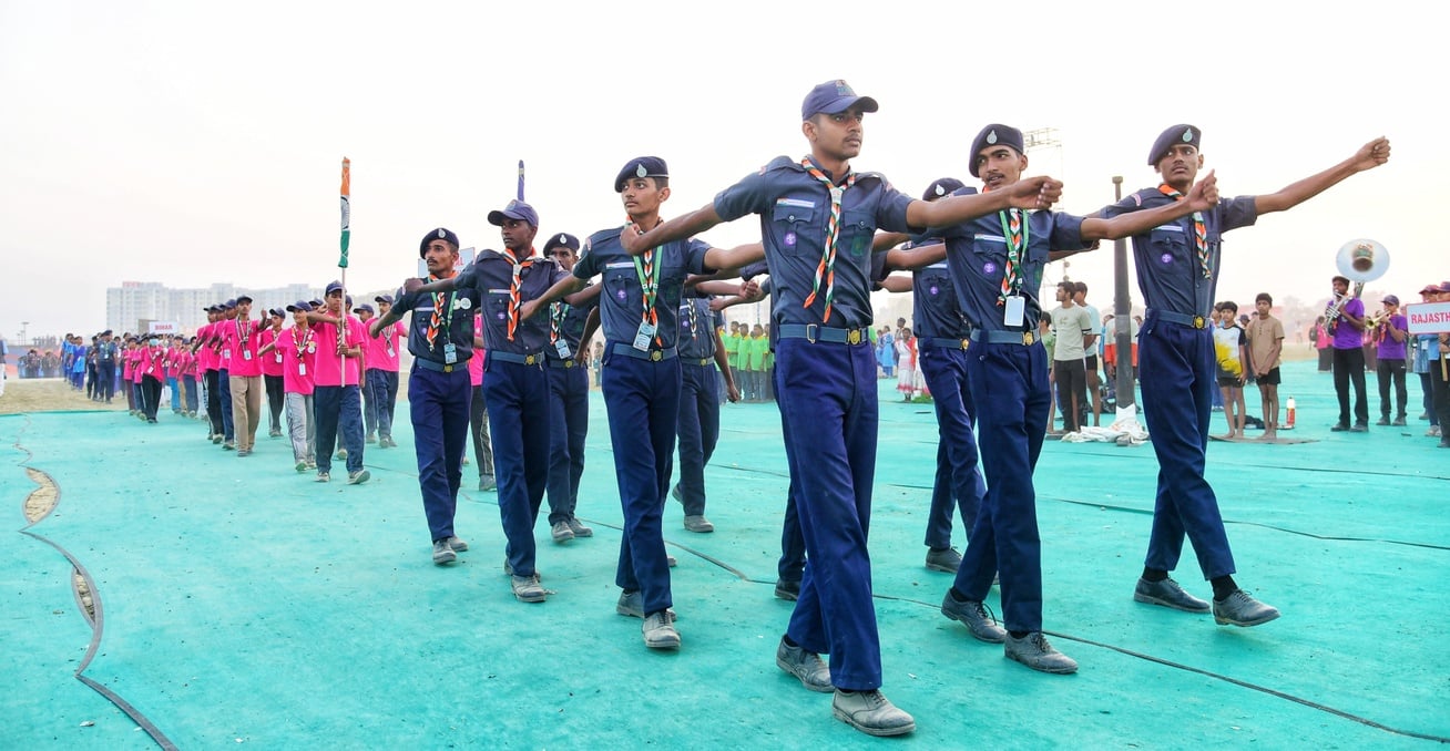 शुक्रवार को राष्ट्रपति के कार्यक्रम के लिए मार्च पास्ट का रिहर्सल करते स्काउट-गाइड। शुक्रवार को राष्ट्रपति के कार्यक्रम के लिए मार्च पास्ट का रिहर्सल करते स्काउट-गाइड।