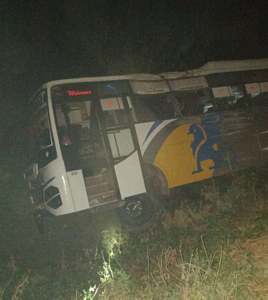 तिलहर में हादसे के बाद यात्रियों से जानकारी लेते एसपी राजेश द्विवेदी। स्रोत: मीडिया सेल