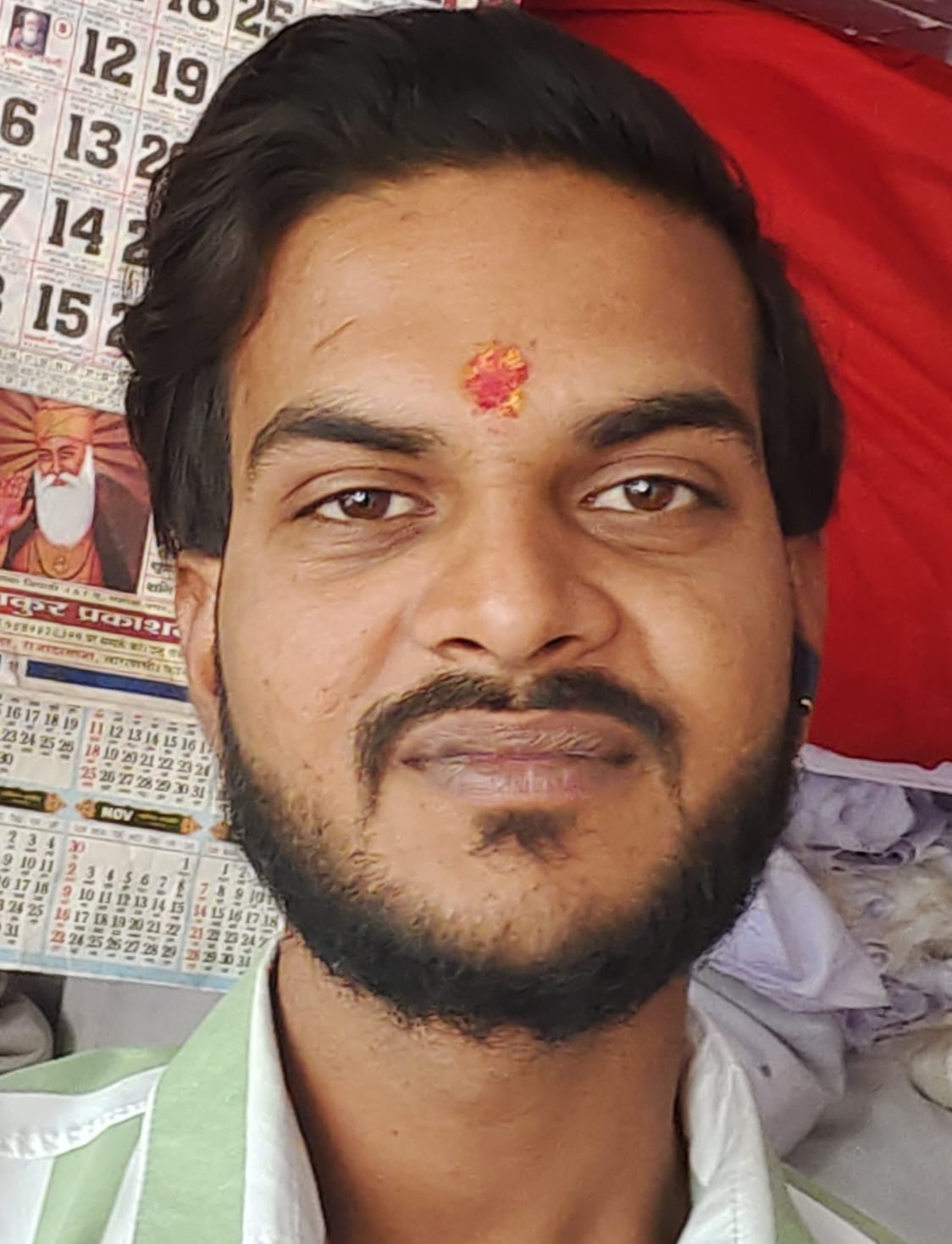 टेंट की दुकान पर सामान सही करता दुकानदार। संवाद