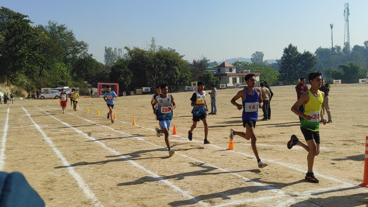 दोसड़का में एथलेटिक्स मीट में विजेता खिलाड़ी एसपी हमीरपुर भगत सिंह ठाकुर के साथ। विभाग दोसड़का में एथलेटिक्स मीट में विजेता खिलाड़ी एसपी हमीरपुर भगत सिंह ठाकुर के साथ। विभाग