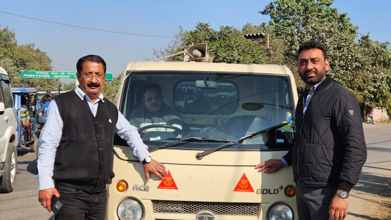 यमुनानगर में ट्रक पर रिफ्लेक्टर टेप लगाते एमवीओ हरप्रीत रंधावा व स्टाफ। स्वयं यमुनानगर में ट्रक पर रिफ्लेक्टर टेप लगाते एमवीओ हरप्रीत रंधावा व स्टाफ। स्वयं