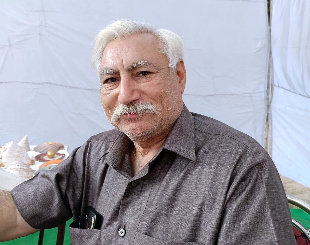 29जेएनडी10-गीता जयंती समारोह में लगे स्टॉल में लोगों को धरोहर के बारे में जानकारी देते हुए गुलश 29जेएनडी10-गीता जयंती समारोह में लगे स्टॉल में लोगों को धरोहर के बारे में जानकारी देते हुए गुलश