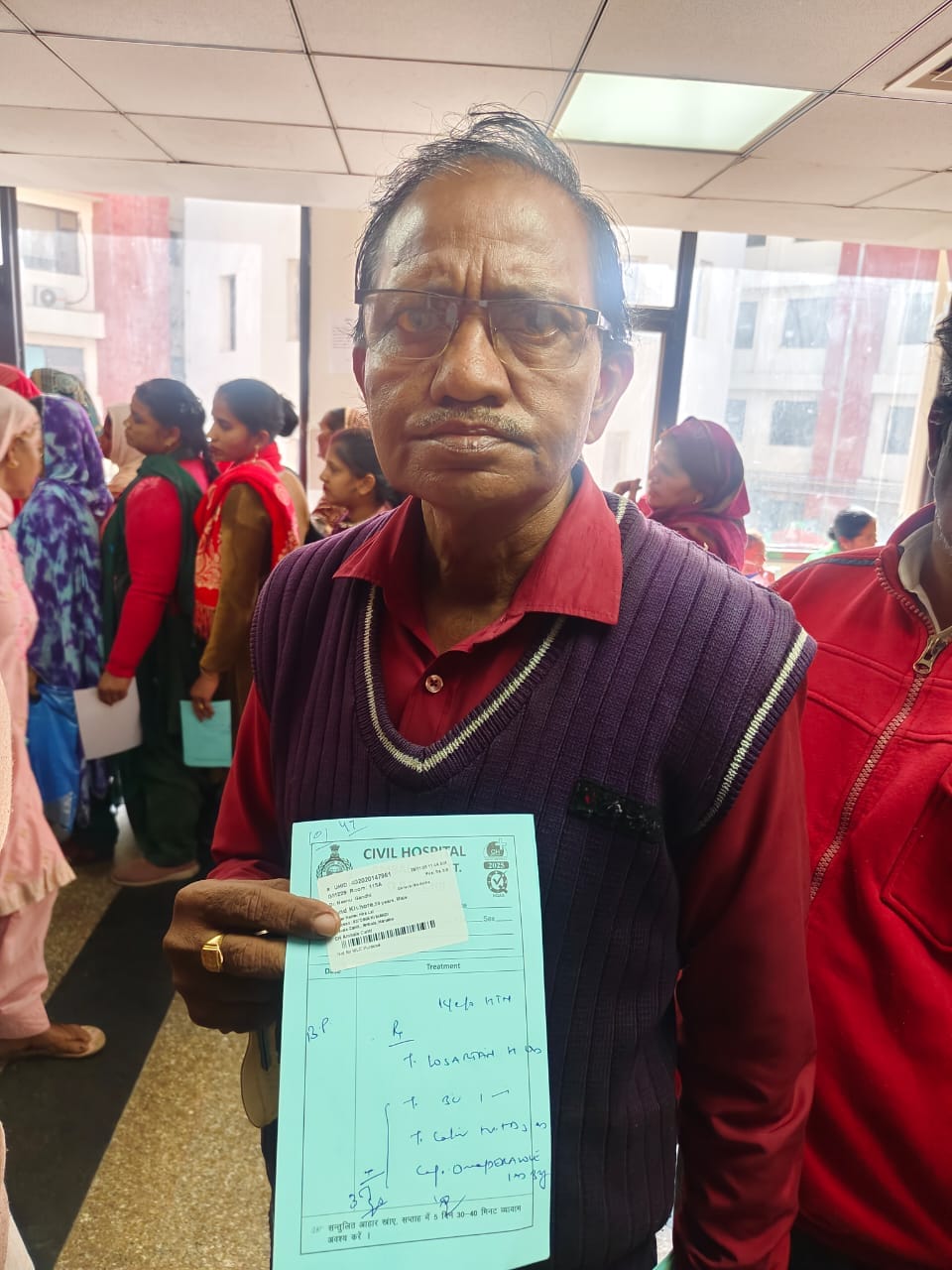 अंबाला कैंट के नागरिक अस्पताल में दवा लेने के लिए फार्मेसी पर खड़े मरीज: संवाद