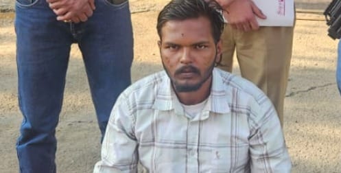 अंबाला कैंट के नागरिक अस्पताल में दवा लेने के लिए फार्मेसी पर खड़े मरीज: संवाद