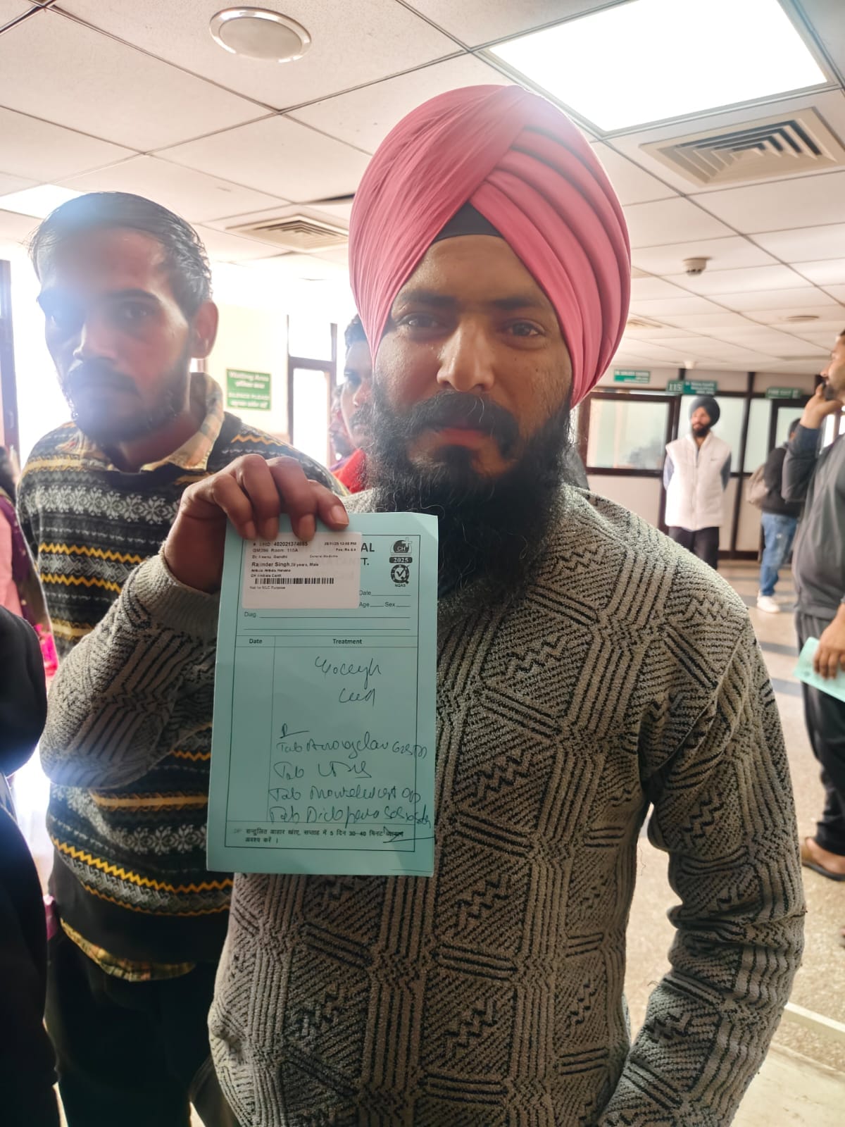 अंबाला कैंट के नागरिक अस्पताल में दवा लेने के लिए फार्मेसी पर खड़े मरीज: संवाद