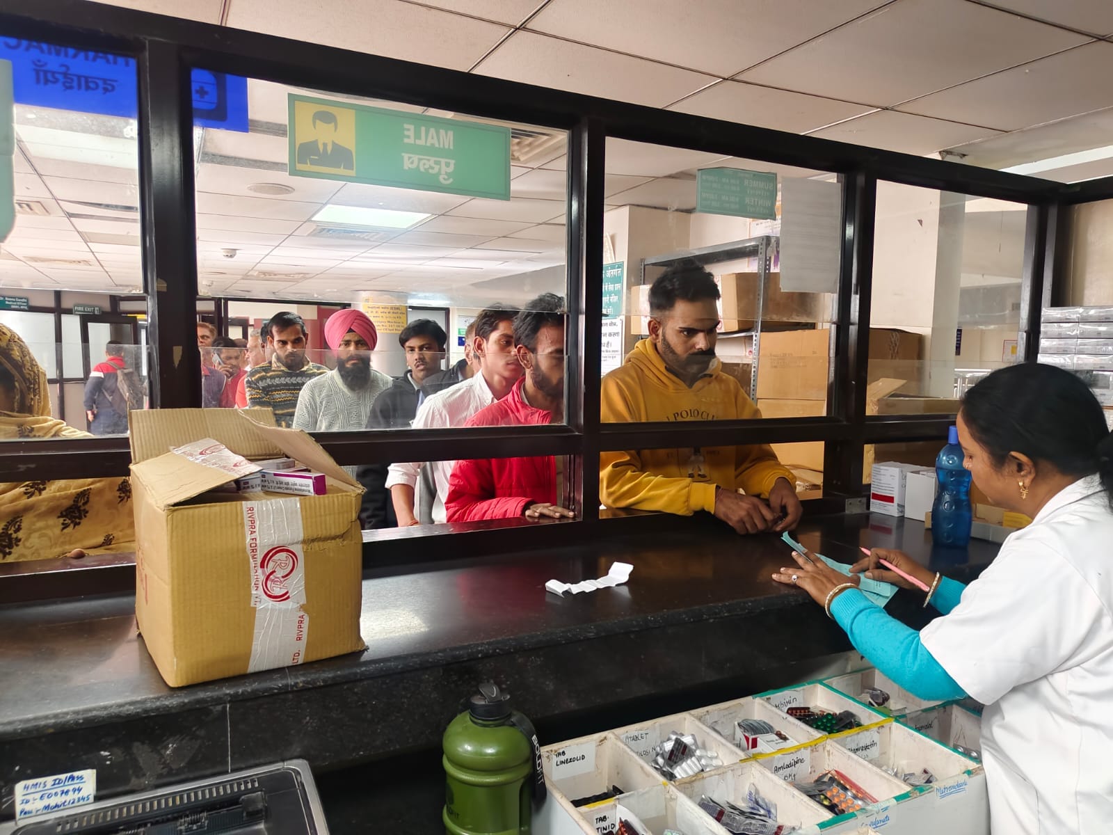 अंबाला कैंट के नागरिक अस्पताल में दवा लेने के लिए फार्मेसी पर खड़े मरीज: संवाद