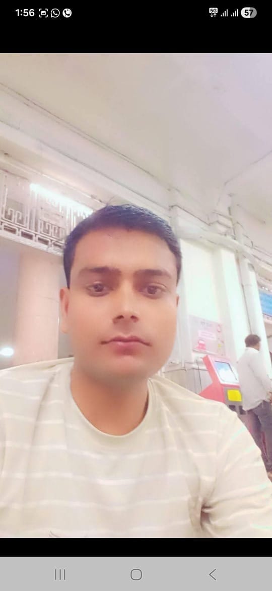अहरौरा क्रेशर प्लांट पर मृत मंतु मौर्या के शव को लेकर प्लांट पर जाते परिजन को रोकती पुलिस। स् अहरौरा क्रेशर प्लांट पर मृत मंतु मौर्या के शव को लेकर प्लांट पर जाते परिजन को रोकती पुलिस। स्