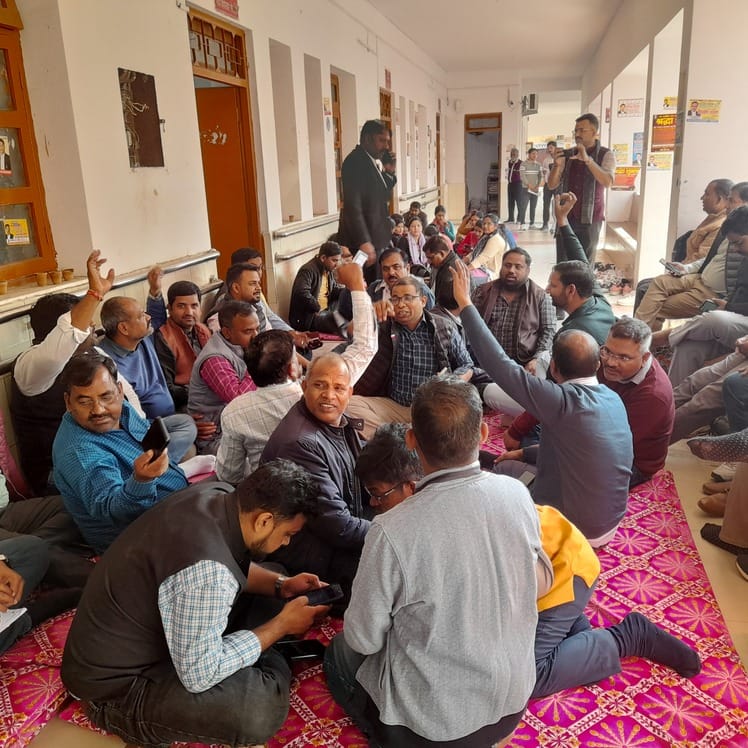अलग-अलग तहसीलों में प्रदर्शन करते लेखपाल। अलग-अलग तहसीलों में प्रदर्शन करते लेखपाल।