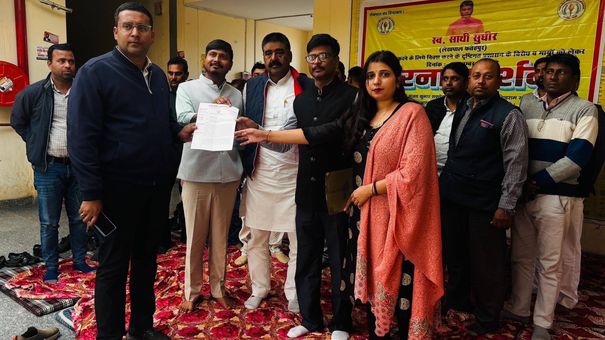 अलग-अलग तहसीलों में प्रदर्शन करते लेखपाल। अलग-अलग तहसीलों में प्रदर्शन करते लेखपाल।