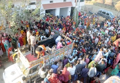 बहजोई के गांव बिसारू में शव को देखकर रोती युवती। संवाद