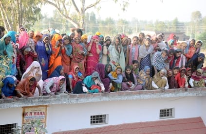 बहजोई के गांव बिसारू में शव को देखकर रोती युवती। संवाद