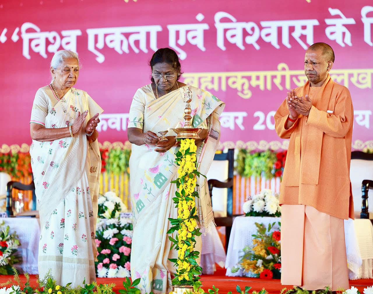 ब्रह्माकुमारीज के समारोह में मौजूद राष्ट्रपति द्रौपदी मुर्मू, राज्यपाल आनंदीबेन पटेल, मुख्यमंत्