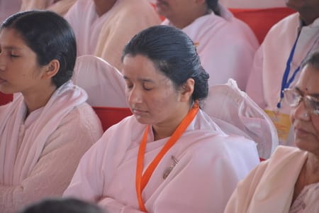 ब्रह्माकुमारीज के समारोह में मौजूद राष्ट्रपति द्रौपदी मुर्मू, राज्यपाल आनंदीबेन पटेल, मुख्यमंत्