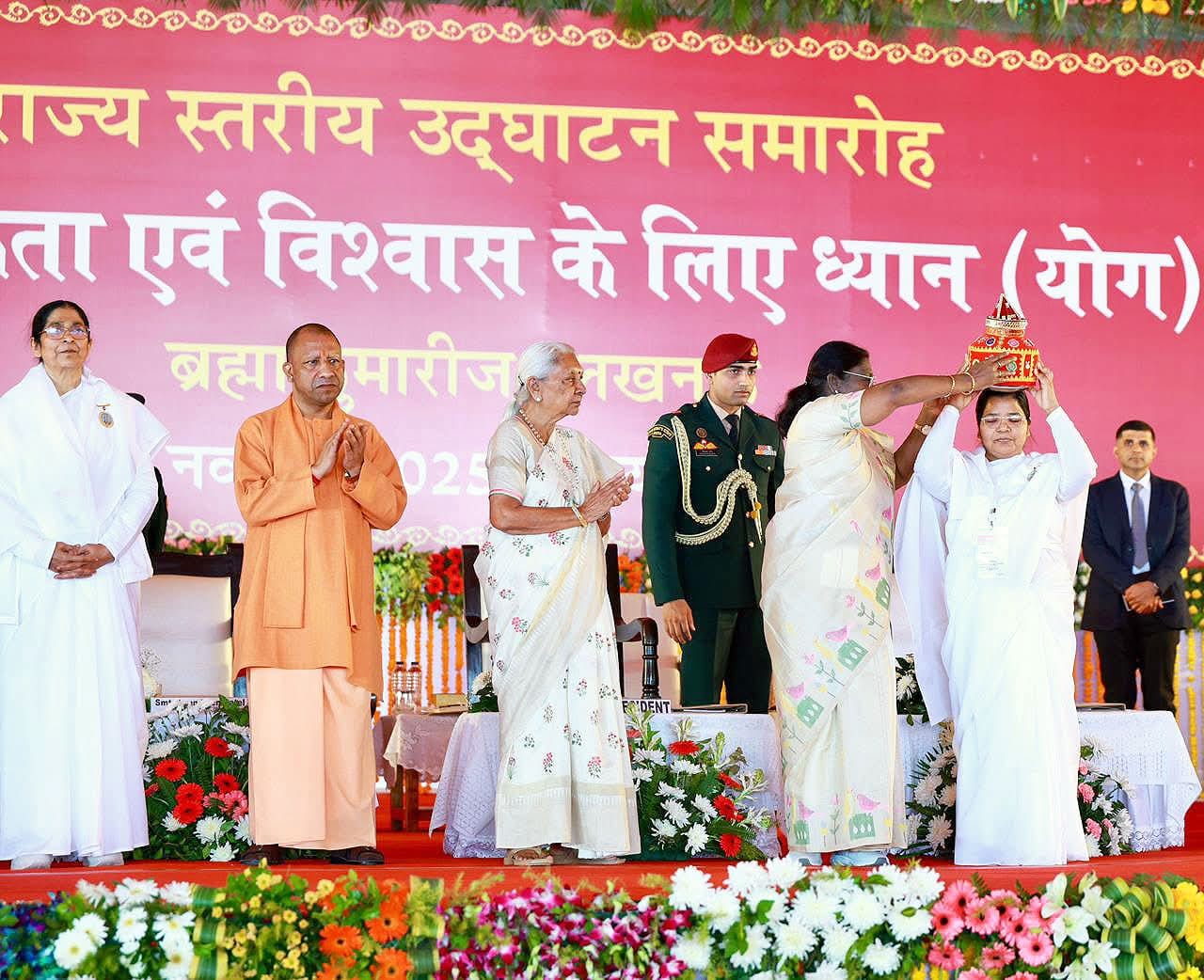 ब्रह्माकुमारीज के समारोह में मौजूद राष्ट्रपति द्रौपदी मुर्मू, राज्यपाल आनंदीबेन पटेल, मुख्यमंत्