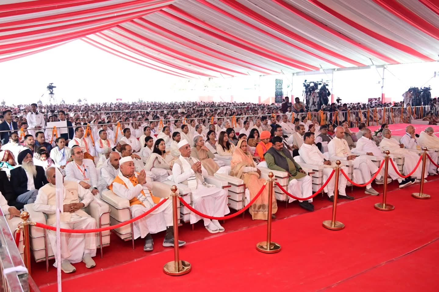 ब्रह्माकुमारीज के समारोह में मौजूद राष्ट्रपति द्रौपदी मुर्मू, राज्यपाल आनंदीबेन पटेल, मुख्यमंत्