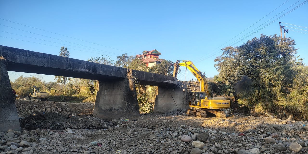बस्सी से तताहर सड़क पर डली में पुल को गिराने के रोकते स्कूल के बच्चे, अध्यापक व अभिभावक। स्रोत : बस्सी से तताहर सड़क पर डली में पुल को गिराने के रोकते स्कूल के बच्चे, अध्यापक व अभिभावक। स्रोत :