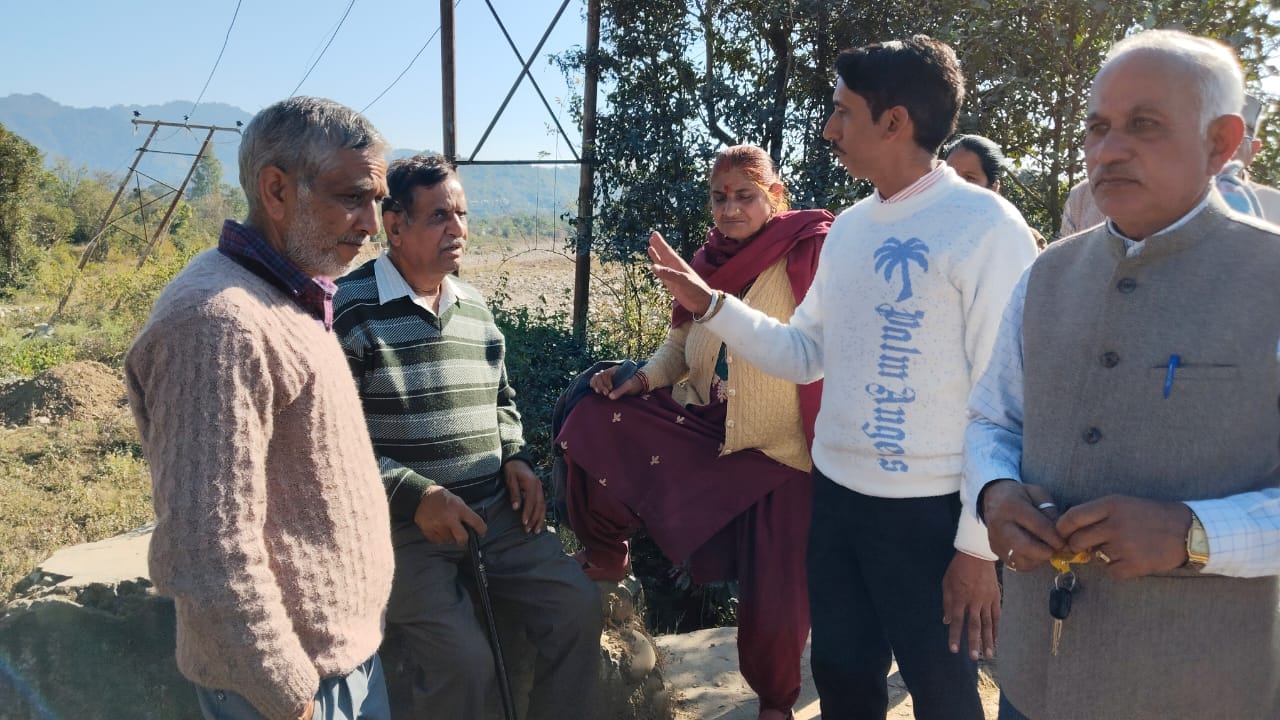 बस्सी से तताहर सड़क पर डली में पुल को गिराने के रोकते स्कूल के बच्चे, अध्यापक व अभिभावक। स्रोत : बस्सी से तताहर सड़क पर डली में पुल को गिराने के रोकते स्कूल के बच्चे, अध्यापक व अभिभावक। स्रोत :