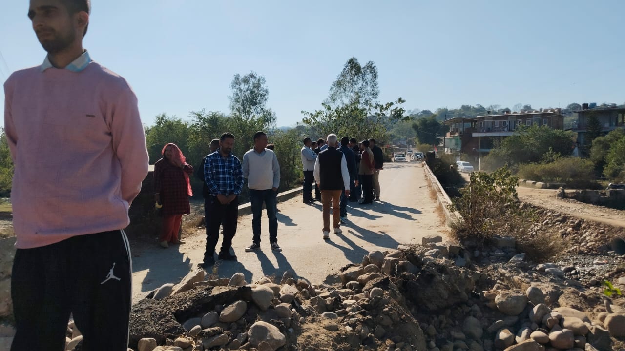 बस्सी से तताहर सड़क पर डली में पुल को गिराने के रोकते स्कूल के बच्चे, अध्यापक व अभिभावक। स्रोत : बस्सी से तताहर सड़क पर डली में पुल को गिराने के रोकते स्कूल के बच्चे, अध्यापक व अभिभावक। स्रोत :
