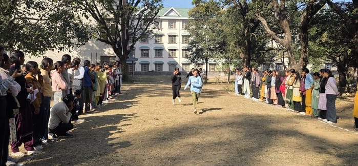 डाडासीबा कॉलेज में प्रतियोगिता के विजेता खिलाड़ी। - स्रोत : संस्थान डाडासीबा कॉलेज में प्रतियोगिता के विजेता खिलाड़ी। - स्रोत : संस्थान