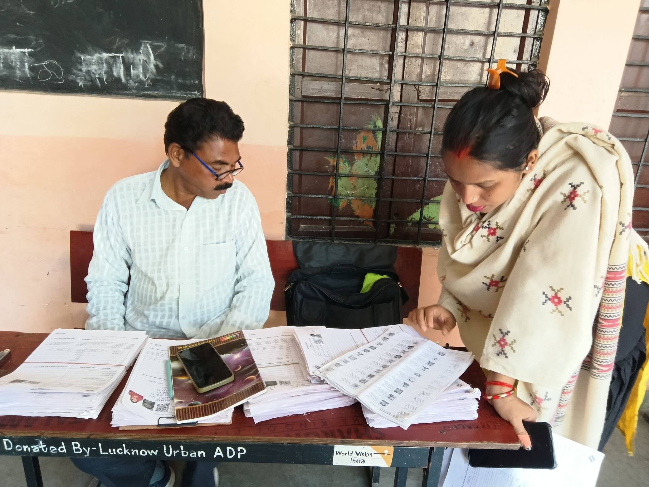 एसआईआर फॉर्म भरवाते बीएलओ। एसआईआर फॉर्म भरवाते बीएलओ।