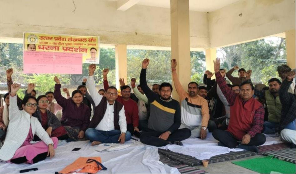 फोटो-10 बांगरमऊ में धरने पर बैठे लेखपाल। स्रोत: लेखपाल फोटो-10 बांगरमऊ में धरने पर बैठे लेखपाल। स्रोत: लेखपाल