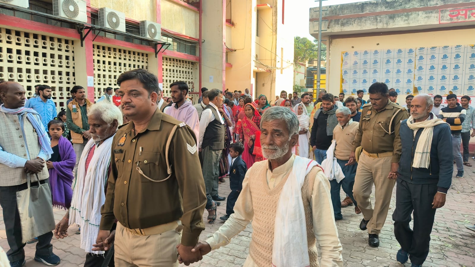 फोटो-14, अदालत में पेशी पर दोषियों को ले जाते पुलिस कर्मी। संवाद फोटो-14, अदालत में पेशी पर दोषियों को ले जाते पुलिस कर्मी। संवाद