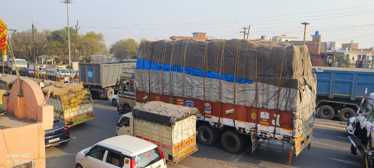 फोटो-21- डायवर्जन के चलते पुरवा मोड़ पर जाम में फंसे वाहन। संवाद फोटो-21- डायवर्जन के चलते पुरवा मोड़ पर जाम में फंसे वाहन। संवाद