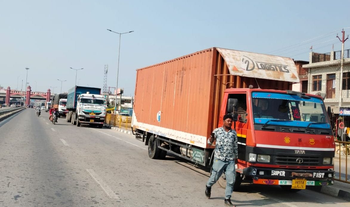 फोटो-21- डायवर्जन के चलते पुरवा मोड़ पर जाम में फंसे वाहन। संवाद फोटो-21- डायवर्जन के चलते पुरवा मोड़ पर जाम में फंसे वाहन। संवाद