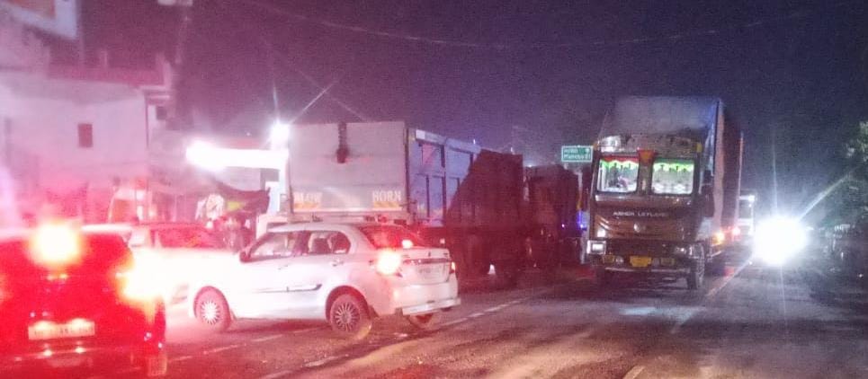 फोटो 29एचएएमपी - 21हमीरपुर में जाम में फसे वाहन। संवाद फोटो 29एचएएमपी - 21हमीरपुर में जाम में फसे वाहन। संवाद