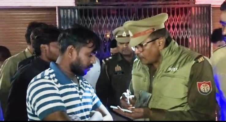 फोटो 37 कासगंज गंजडुंडवारा में निजी क्लीनिक पर नवजात की मौत के बाद हुंगामा करते लोग। स्रोत: वी फोटो 37 कासगंज गंजडुंडवारा में निजी क्लीनिक पर नवजात की मौत के बाद हुंगामा करते लोग। स्रोत: वी