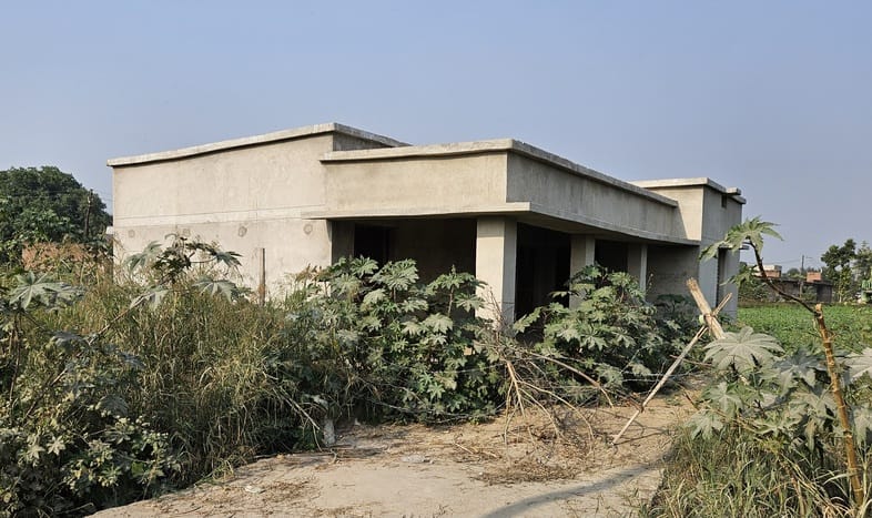फोटो-4 बजरिया रामलाल के प्राथमिक विद्यालय में पेड़ के नीचे बच्चों को पढ़ाते शिक्षा मित्र। संवाद फोटो-4 बजरिया रामलाल के प्राथमिक विद्यालय में पेड़ के नीचे बच्चों को पढ़ाते शिक्षा मित्र। संवाद