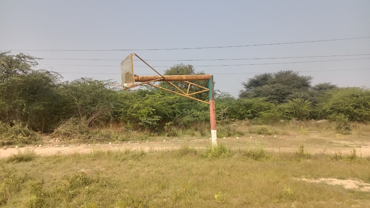 गांव ढिगसरा के खेल मैदान में पीने के पानी के लिए लगा प्याउ जिसमें पानी ही नहीं है। संवाद