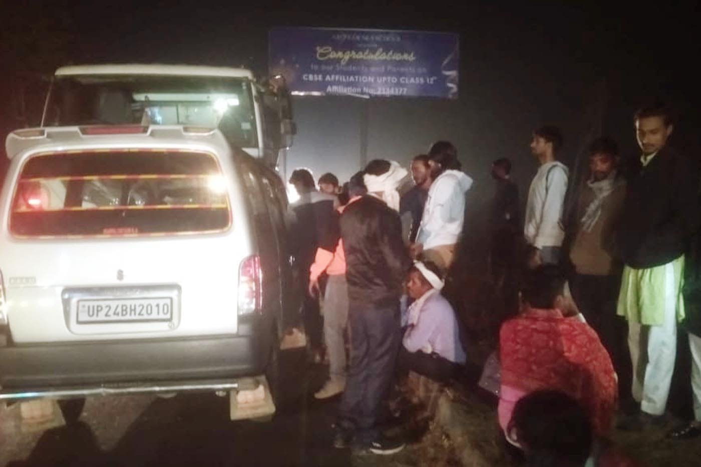 हादसे के बाद खाई में गिरी बोलेरो। स्रोत- सोशल मीडिया हादसे के बाद खाई में गिरी बोलेरो। स्रोत- सोशल मीडिया