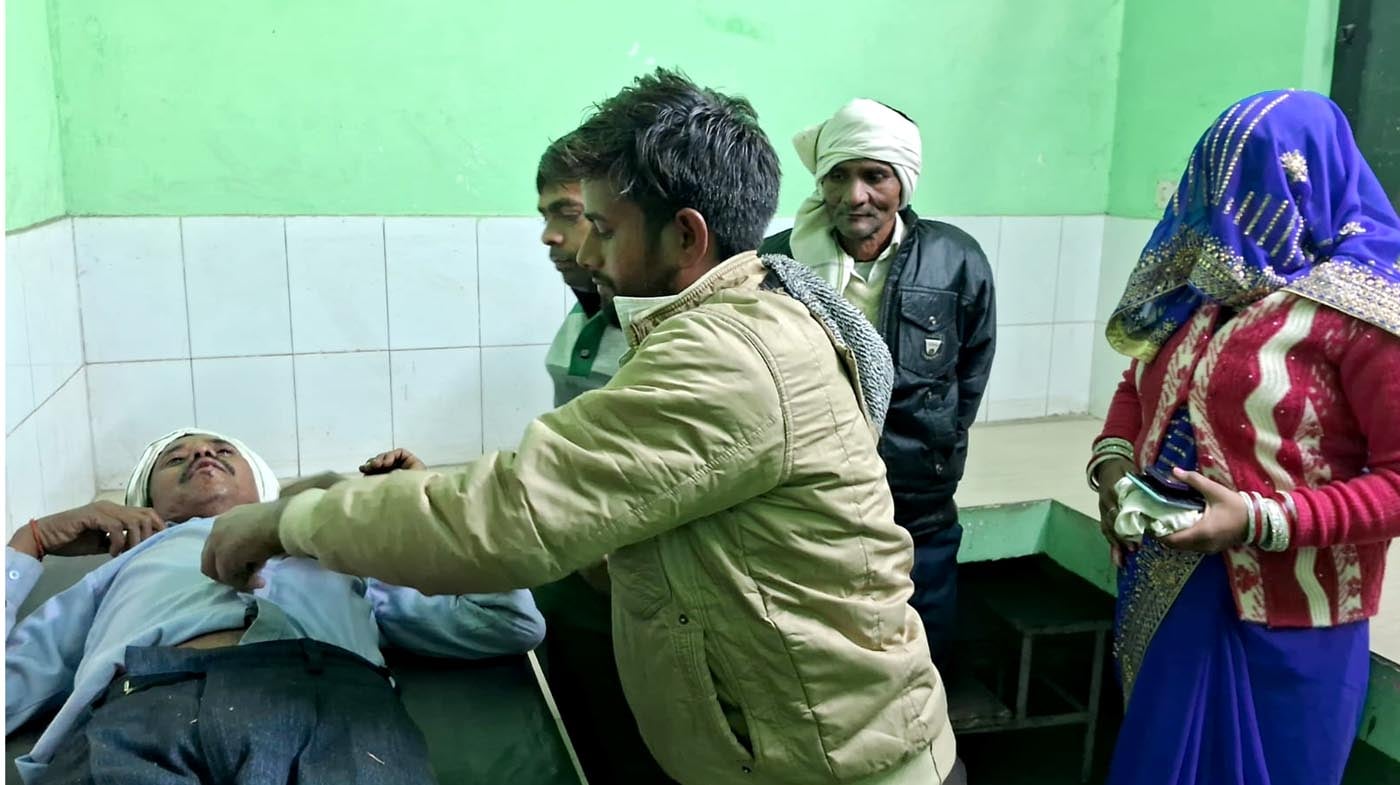 हादसे के बाद खाई में गिरी बोलेरो। स्रोत- सोशल मीडिया हादसे के बाद खाई में गिरी बोलेरो। स्रोत- सोशल मीडिया