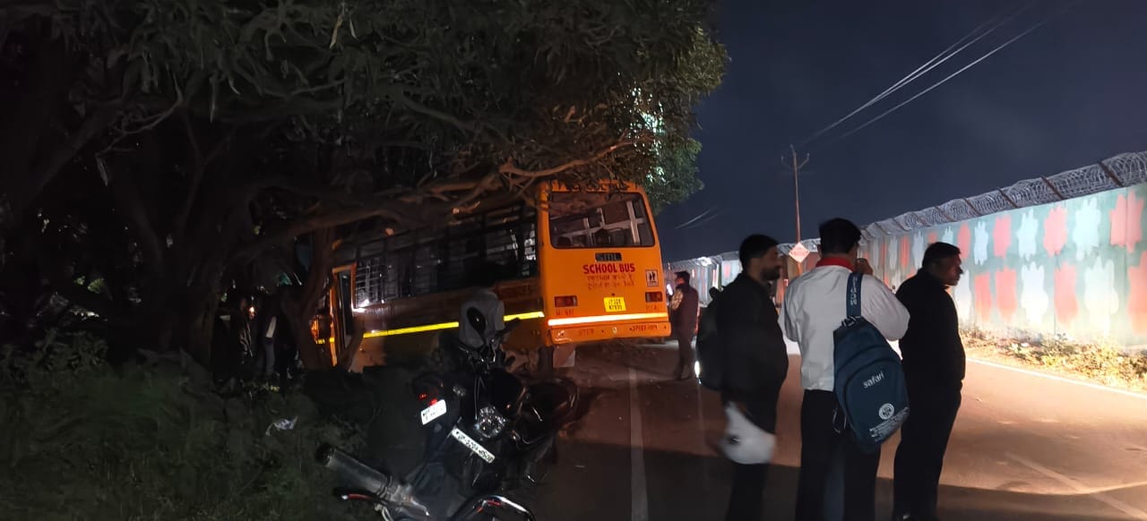 हादसे में चोटिल छात्राएं व क्षतिग्रस्त बस। हादसे में चोटिल छात्राएं व क्षतिग्रस्त बस।