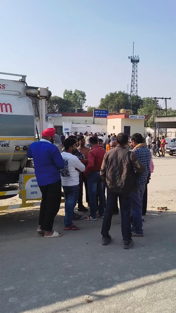 हड़ताल के कारण खड़े टैंकर और इकट्ठा चालक।