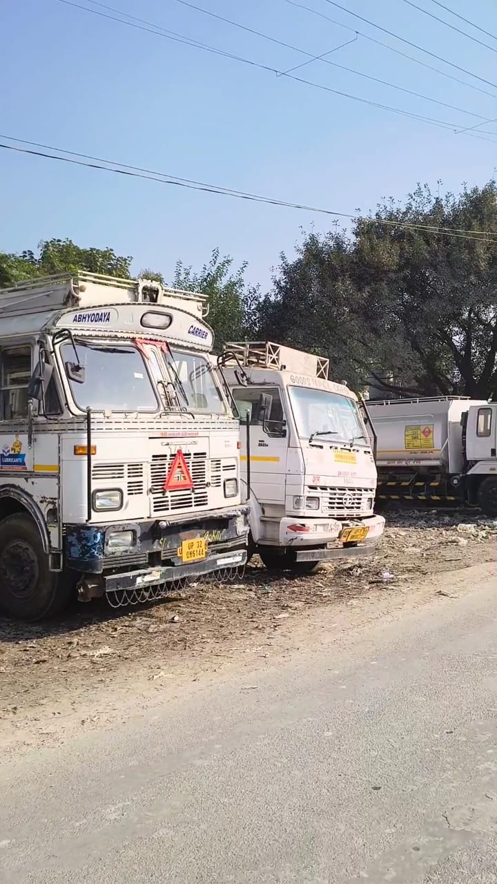हड़ताल के कारण खड़े टैंकर और इकट्ठा चालक।
