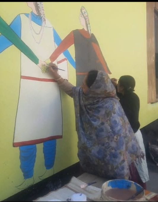 जनजातीय क्षेत्र पांगी के धरवास गांव में पेटिंग करती चंबा की ज्योति नाथ