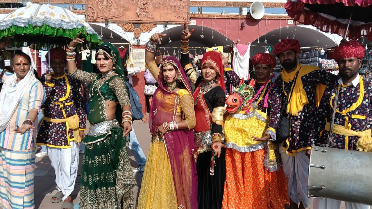 कुरुक्षेत्र। अंतरराष्ट्रीय गीता महोत्सव में मौजूद राजस्थान से आए कलाकार। विज्ञप्ति