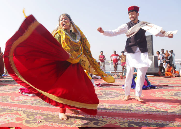 कुरुक्षेत्र। लोक नृत्य की प्रस्तुति देती मध्यप्रदेश की कलाकार। आयोजक
