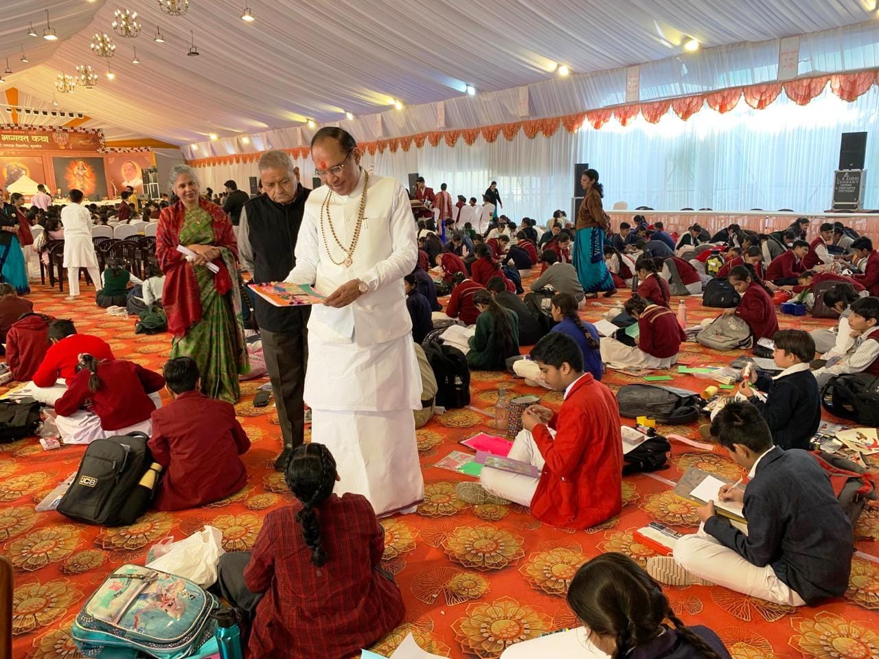 कुरुक्षेत्र। श्री जयराम विद्यापीठ में गीता जयंती महोत्सव पर आयोजित प्रतियोगिताओं का अवलोकन करते कुरुक्षेत्र। श्री जयराम विद्यापीठ में गीता जयंती महोत्सव पर आयोजित प्रतियोगिताओं का अवलोकन करते