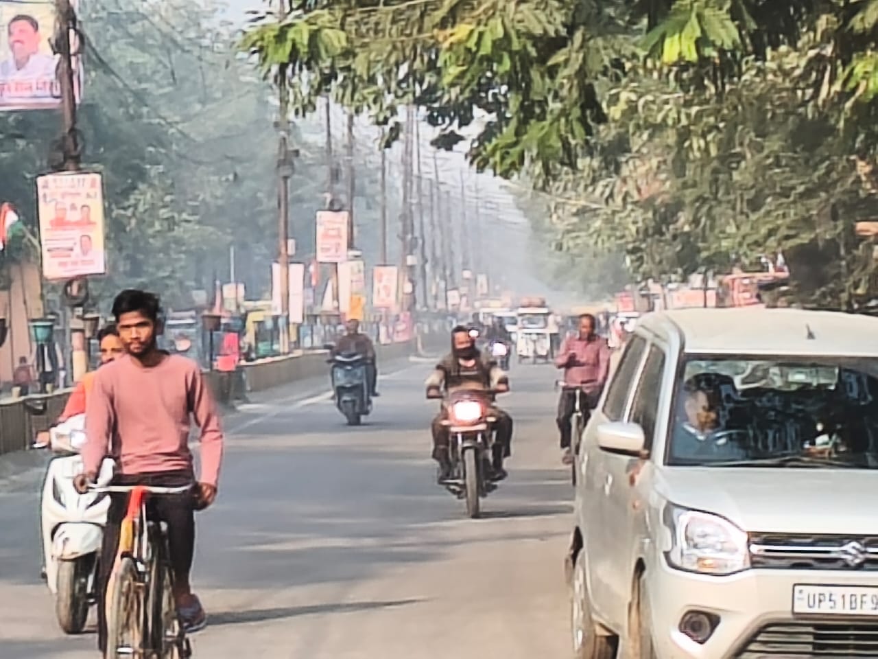 मगहर स्थित हाईवे पर जल रहे कूडे से उठ रहा धुआ-संवाद मगहर स्थित हाईवे पर जल रहे कूडे से उठ रहा धुआ-संवाद