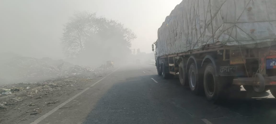 मगहर स्थित हाईवे पर जल रहे कूडे से उठ रहा धुआ-संवाद मगहर स्थित हाईवे पर जल रहे कूडे से उठ रहा धुआ-संवाद