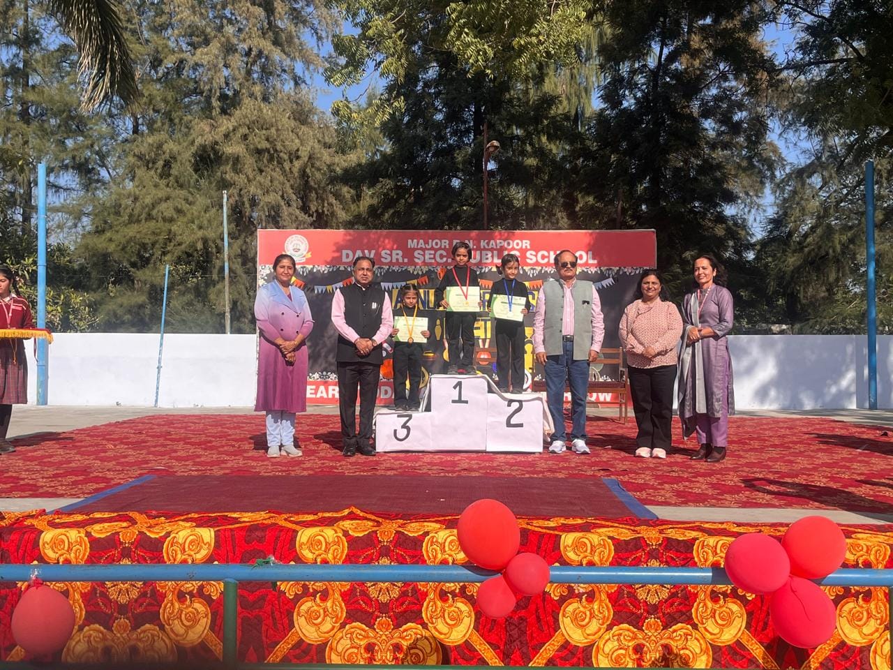 मेजर आरएन कपूर डीएवी सीनियर सेकेंडरी स्कूल में विजेताओं को सम्मानित करते मुख्य अतिथि राजेंद्र 