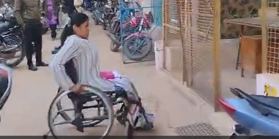 मध्यस्थता केंद्र के बाहर जॉली। मध्यस्थता केंद्र के बाहर जॉली।